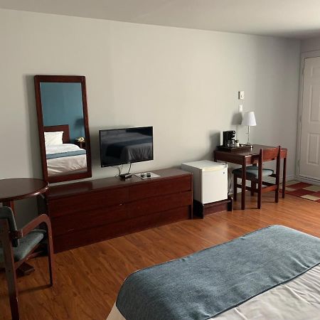 Motel Le Rond Point Metabetchouan Eksteriør billede