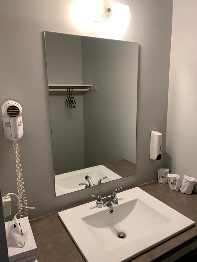 Motel Le Rond Point Metabetchouan Eksteriør billede