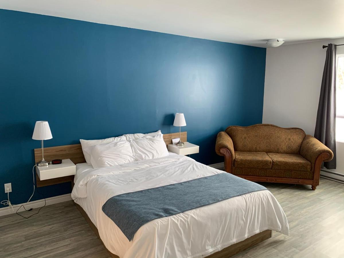 Motel Le Rond Point Metabetchouan Eksteriør billede