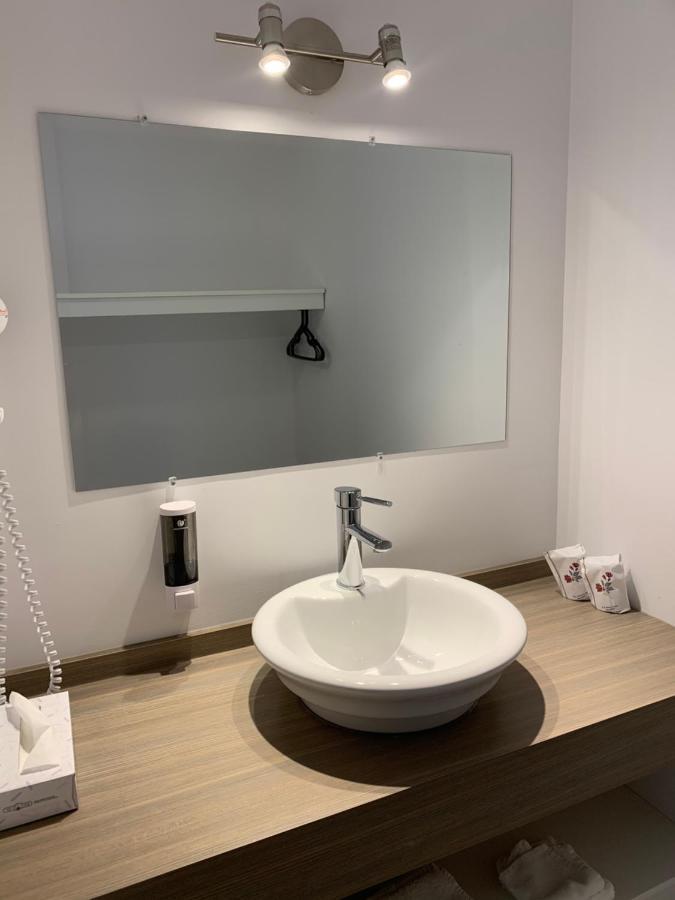 Motel Le Rond Point Metabetchouan Eksteriør billede